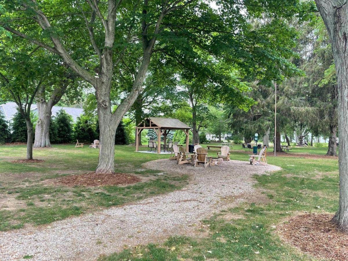 Starlite Resort Saugatuck Exterior photo
