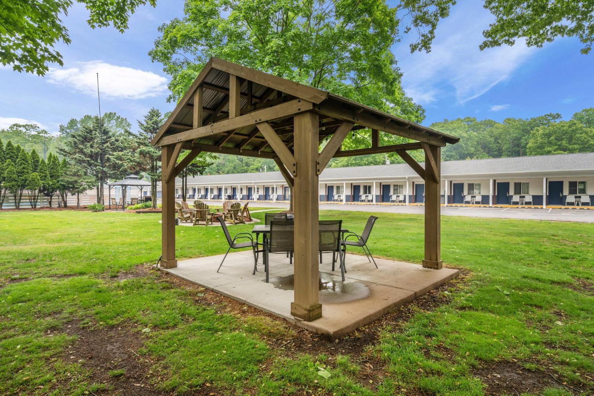 Starlite Resort Saugatuck Exterior photo