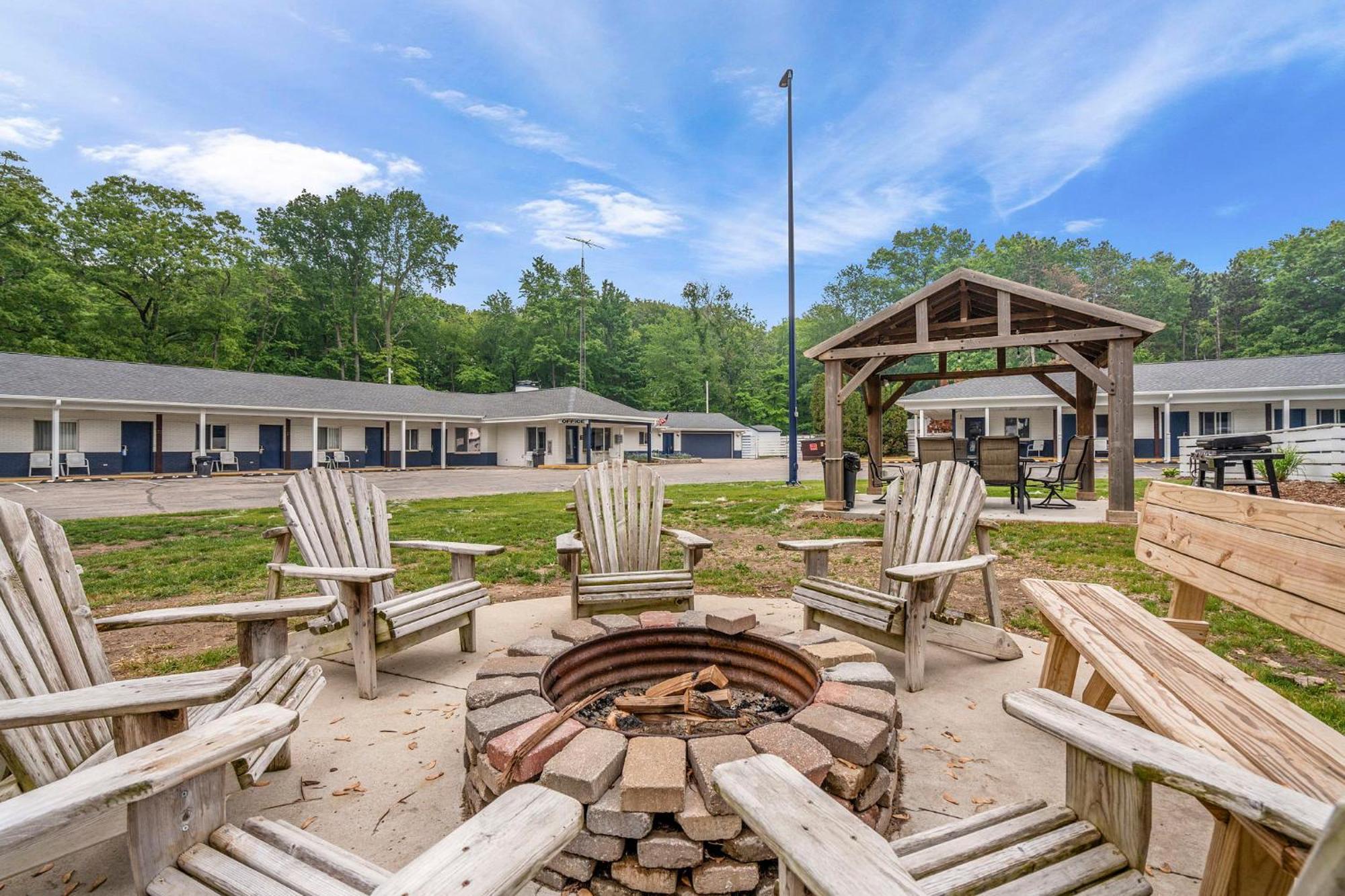 Starlite Resort Saugatuck Exterior photo